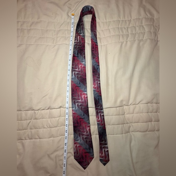 Van Heusen Red and Gray Swirl Tie - Picture 5 of 5